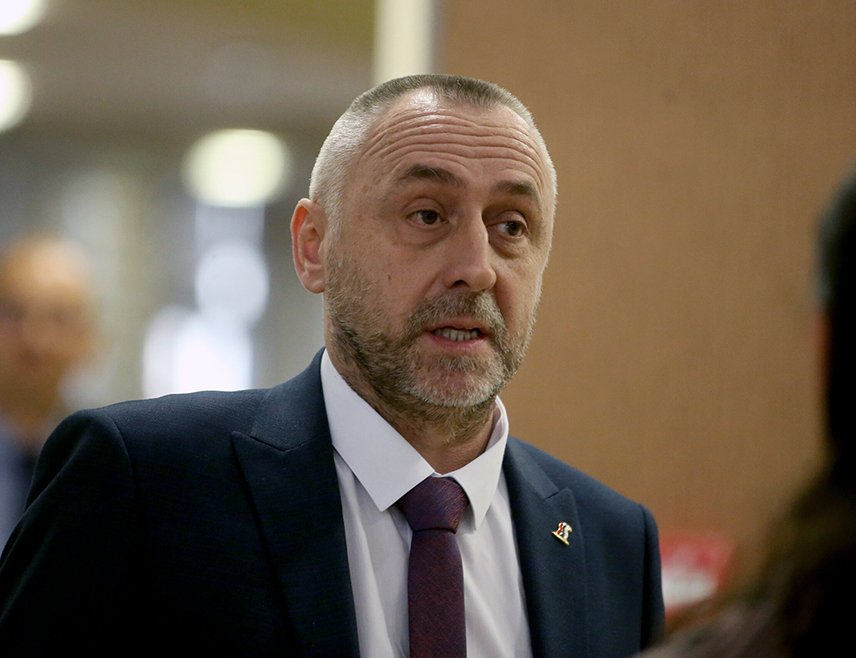 ГРАДИШКА, 11. НОВЕМБРА /СРНА/ - Министар рада и борачко-инвалидске заштите Републике Српске Данијел Егић посјетио је данас у Горњим Подградцима код Градишке ратног војног инвалида Драгана Паспаља, коме је додијељен стамбени контејнер.