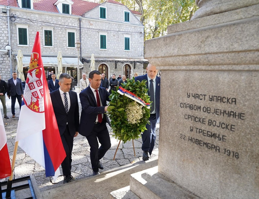 TРЕБИЊЕ, 11. НОВЕМБРА /СРНА/ - Заједничким полагањем цвијећа представника Градске управе Tребиње и Конзуларне канцеларије Србије у Требињу на Споменик ослободиоцима од 1914. до 1918. године, данас је у том граду обиљежен Дан примирја у Првом свјетском рату.