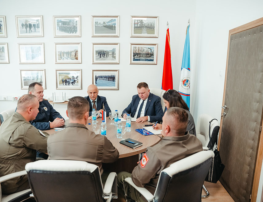 БАЊАЛУКА, 11. НОВЕМБРА /СРНА/ - Министар унутрашњих послова /МУП/ Републике Српске Жељко Будимир и директор Полиције Српске Синиша Кострешевић посјетили су данас Центар за обуку полицијских службеника у Залужанима, који представља јединствен центар и сједиште неколико оперативних управа МУП-а.