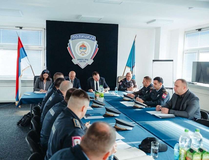 БАЊАЛУКА, 11. НОВЕМБРА /СРНА/ - Стање безбједности на подручју Полицијске управе Бањалука је добро, а за десет мјесеци ове године евидентирано је укупно 1.161 кривично дјело, што је за 17,1 одсто мање у односу на исти период прошле године, констатовано је на састанку министра унутрашњих послова Републике Српске Жељка Будимира и директора полиције Српске Синише Кострешевића са руководством бањалучке Полицијске управе.