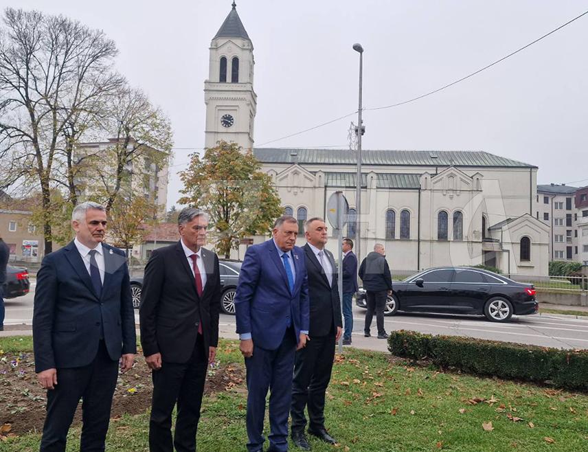 BRČKO, NOVEMBER 11 /SRNA/ – SNSD President Milorad Dodik today laid a wreath in Brčko at the monument to Dobrosav Dobro Jovanović and to the volunteers from this region who fought on the Salonika Front.