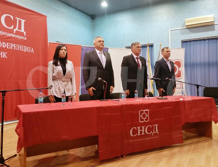 УГЉЕВИК, 11. НОВЕМБРА /СРНА/ - Кандидат СНСД-а за предсједника Републике Српске Синиша Каран рекао је вечерас у Угљевику да је Република Српска једини могући оквир који штити Србе у БиХ и да су предстојећи избори референдум на којем се народ бори за право да суверено одлучује о свим питањима Републике.