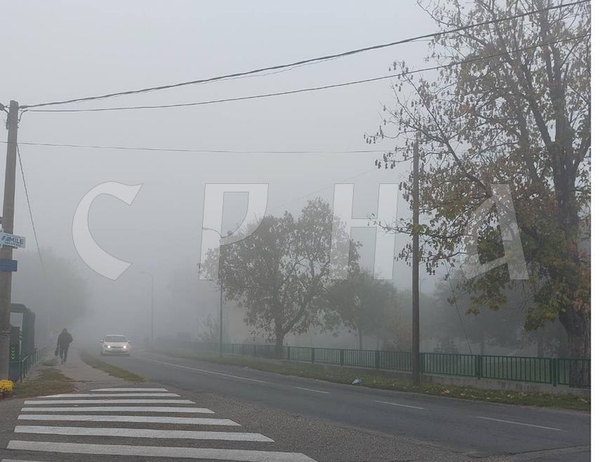 БАЊАЛУКА, 12. НОВЕМБРА /СРНА/ - Саобраћај се на путевима у Републици Српској и Федерацији БиХ /ФБиХ/ одвија по мјестимично влажним коловозима, док магла или ниска облачност смањују видљивост у котлинама и преко планинских превоја.