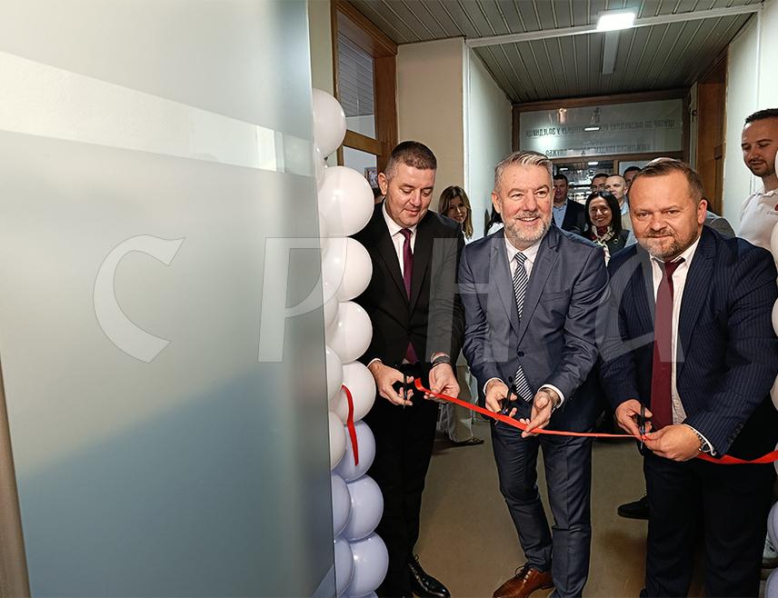 МРКОЊИЋ ГРАД, 12. НОВЕМБРА /СРНА/ - У Мркоњић Граду данас је отворен Центар за физикалну рехабилитацију у Дому здравља "Др Јован Рашковић" у који је уложено 250.000 КМ, а чијим радом ће грађанима ове и сусједних општина бити доступне квалитетније услуге и омогућен бржи опоравак.