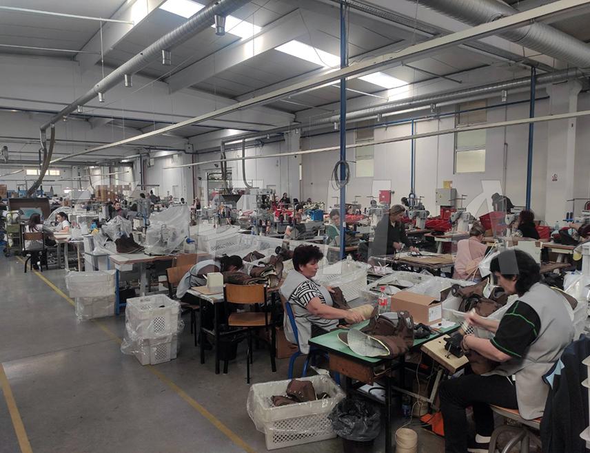 КОТОР ВАРОШ, 12. НОВЕМБРА /СРНА/ - Министар привреде и предузетништва Републике Српске Војин Митровић рекао је током посјете фирми "Дермал Р" из Котор Вароша да ће ресорно министарство наставити да подстиче обућарску индустрију у Српској.