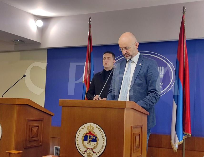 БАЊАЛУКА, 12. НОВЕМБРА /СРНА/ - Клуб посланика СНСД-а у Народној скупштини Републике Српске упутио је данас Уставном суду БиХ захтјев ради оцјене усклађености са Уставом БиХ одлуке о формирању канцеларије и процедури именовања главног преговарача БиХ са ЕУ, речено је у Бањалуци на конференцији за новинаре овог клуба.