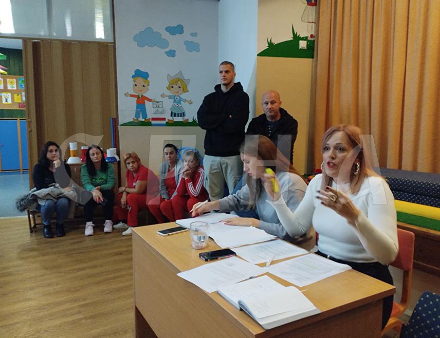 БИЈЕЉИНА, 12. НОВЕМБРА /СРНА/- Штрајк 140 запослених у Дјечијем вртићу "Чика Јова Змај" који брине о 900 дјеце наставља се до испуњења захтјева Градској управи као оснивачу за исплату зарађених плата и накнада.