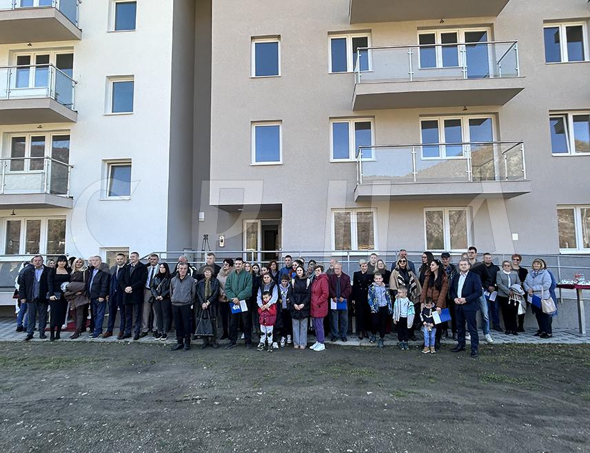 ДРВАР, 12. НОВЕМБРА /СРНА/ – У Дрвару је данас озваничен завршетак изградње стамбене зграде у оквиру пројекта затварања колективних центара и алтернативног смјештаја - ЦЕБ два, а 31 породици уручени су кључеви нових станова.