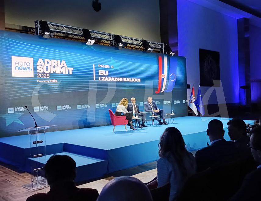 БЕОГРАД, 12. НОВЕМБРА /СРНА/ - Лидер СНСД-а Милорад Додик рекао је вечерас да Република Српска жели да јој се врате права која су јој дата Дејтонским споразум и да је то услов њеног останка у БиХ.