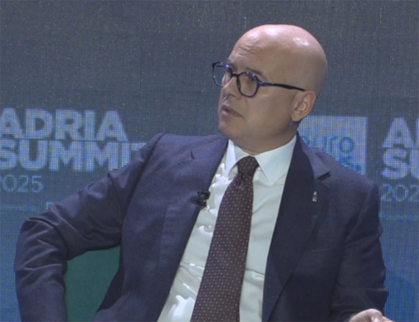 БЕОГРАД, 12. НОВЕМБРА /СРНА/ - Лидер Српске напредне странке /СНС/ Милош Вучевић рекао је да Сарајево гаси БиХ када покушава да одузме надлежности Републици Српској.