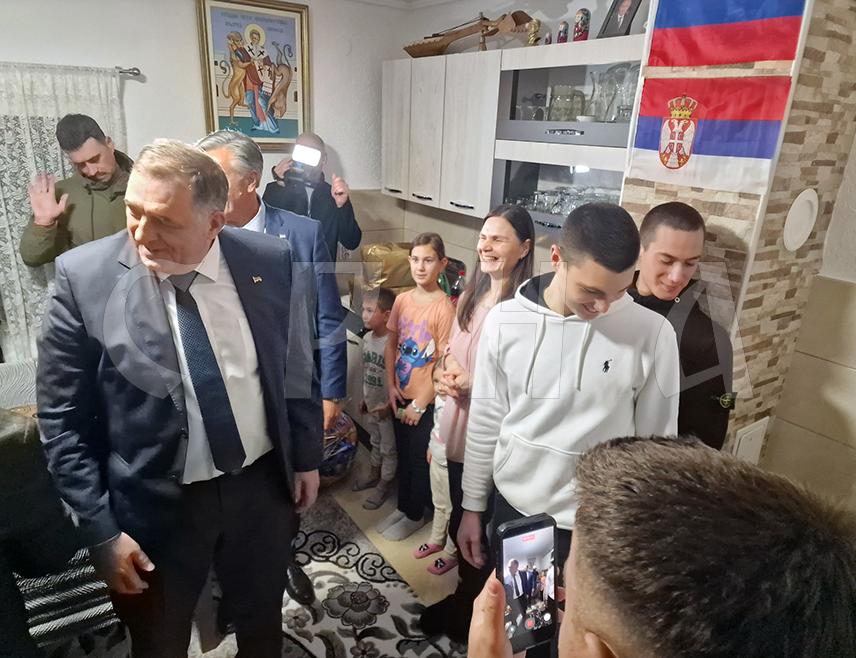 ВИШЕГРАД, 13. НОВЕМБРА /СРНА/ - Предсједник СНСД-а Милорад Додик и министар за научнотехнолошки развој и високо образовање Републике Српске Синиша Каран посјетили су данас у вишеградском селу Гребен породицу Јовановић са осморо дјеце која је својим примјером показала да су слога, рад и породична љубав темељ живота.