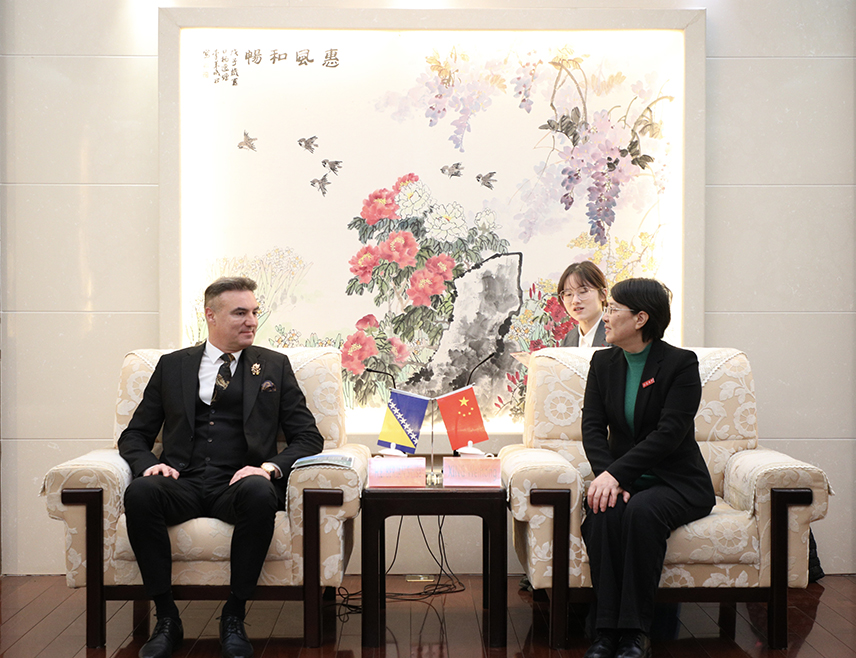 ПЕКИНГ, 13. НОВЕМБРА /СРНА/ - Министарство науке и технологије Кине званично je одобрило оснивање заједничке лабораторије за паметну пољопривредну технологију и опрему у оквиру Иницијативе "Појас и пут", која је планирана да буде успостављена у Источном Сарајеву.