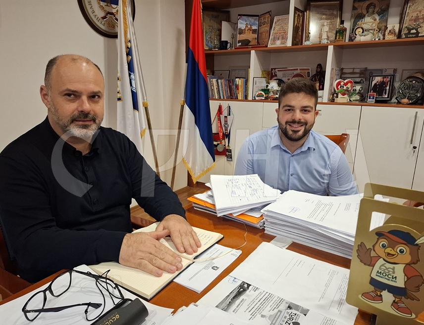 ВИШЕГРАД, 16. НОВЕМБРА /СРНА/ – Млади информатичар Василије Мирковић из Вишеграда одлучио је да се након завршеног Факултета за информатику на Бечком универзитету врати у родни град, са жељом да својим знањем и ентузијазмом допринесе развоју локалне заједнице.