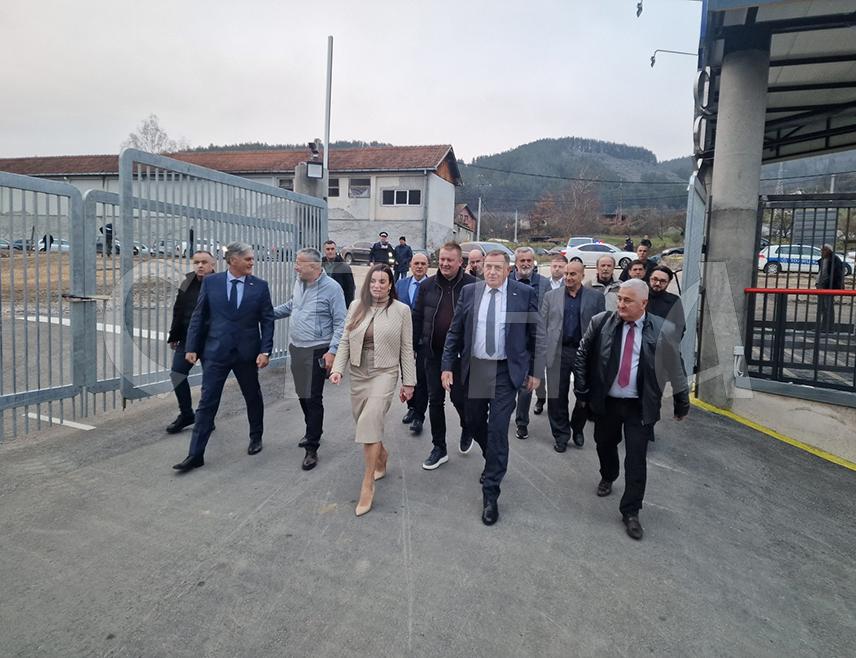 РУДО, 13. НОВЕМБРА /СРНА/ - Предсједник СНСД-а Милорад Додик и министар за научнотехнолошки развој и високо образовање Републике Српске Синиша Каран посјетили су данас у Рудом погон фабрике "Контејн ембокс" која је извозно орјентисана.