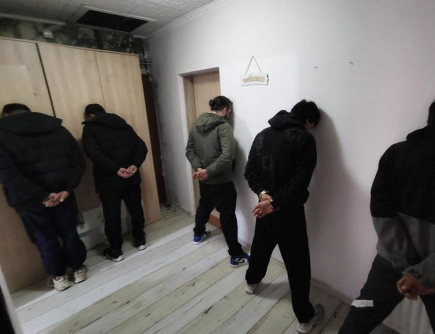 САРАЈЕВО, 13. НОВЕМБРА /СРНА/ - Припадници Федералне управе полиције /ФУП/ ухапсили су двије особе и извршили претрес у Хаџићима, те затекли више лица авганистанског поријекла код којих су, између осталог, пронађени наркотици, хладно оружје и туђе путне исправе.