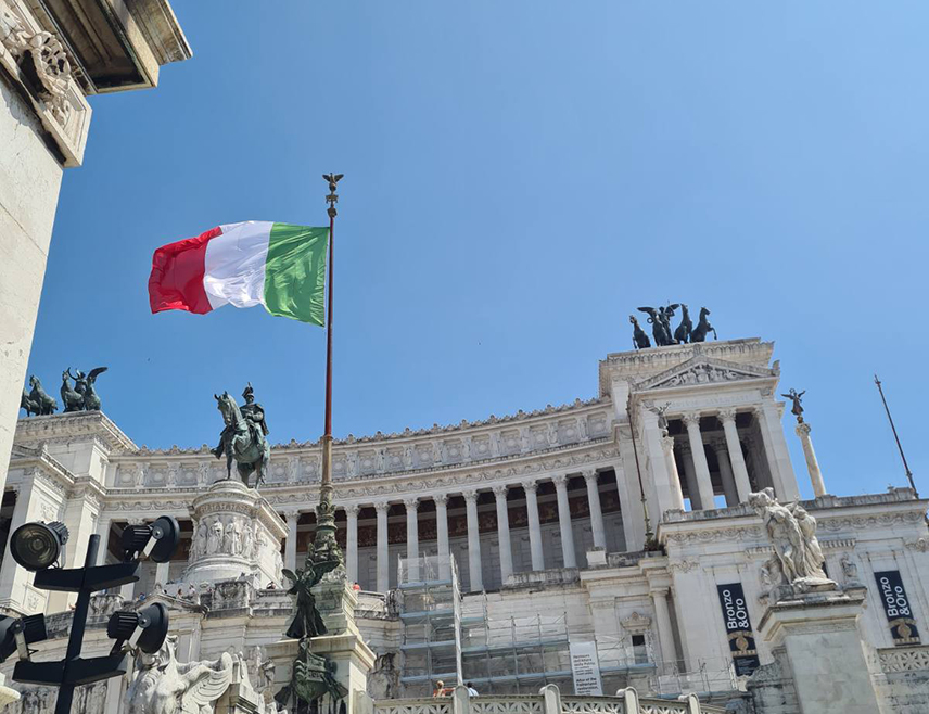 РИМ, 13. НОВЕМБРА /СРНА/ - Стопа ризика од сиромаштва у Италији износи 18,2 одсто, што је за више од два процента изнад просјека у ЕУ, наводи се у годишњем извјештају италијанског завода за статистику - ИСТАТ.