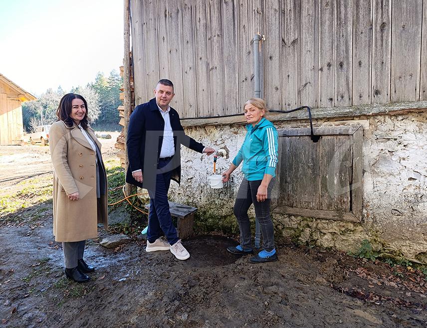 МРКОЊИЋ ГРАД, 13. НОВЕМБРА /СРНА/ - Општина Мркоњић Град помогла је Милосавки Ћоћкало која у селу Шибови узгаја око 70 говеда да ријеши проблем водоснабдијевања, а начелник општине Драган Вођевић данас је обећао и помоћ за доградњу објеката за смјештај хране и стоке.