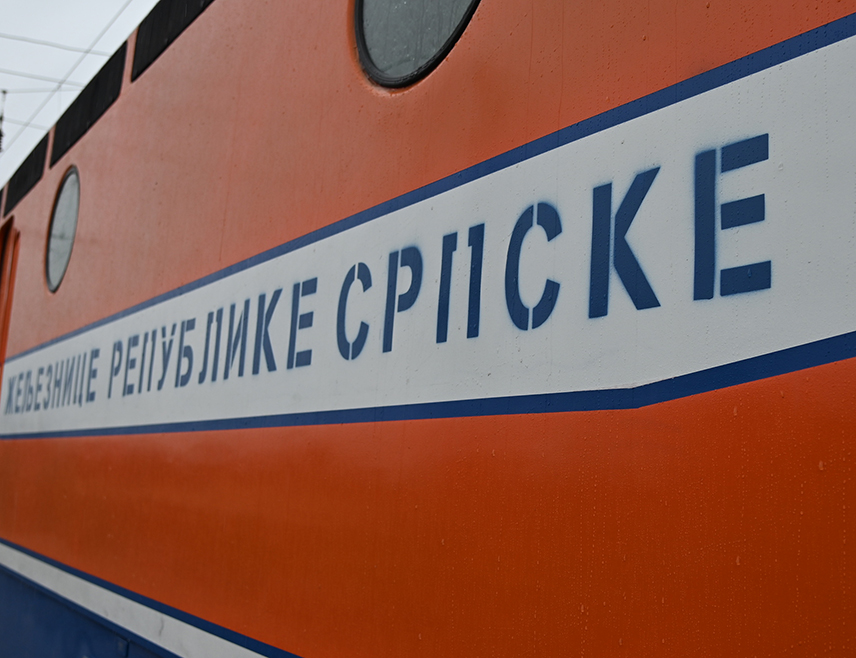 ДОБОЈ, 13. НОВЕМБРА /СРНА/ - Пољопривредно возило подлетјело је под путнички воз "Жељезница Републике Српске" на осигураном пружном прелазу Боројевићи у Новом Граду, саопштено је из компаније "Жељезнице Републике Српске".