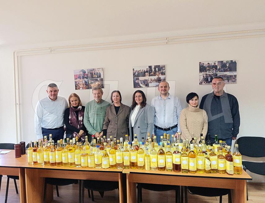 МРКОЊИЋ ГРАД, 13. НОВЕМБРА /СРНА/ - У Мркоњић Граду је данас, оцјењивањем квалитета домаће ракије, почела традиционална етно, гастро и туристичка манифестација "Аранђеловдански вашар".