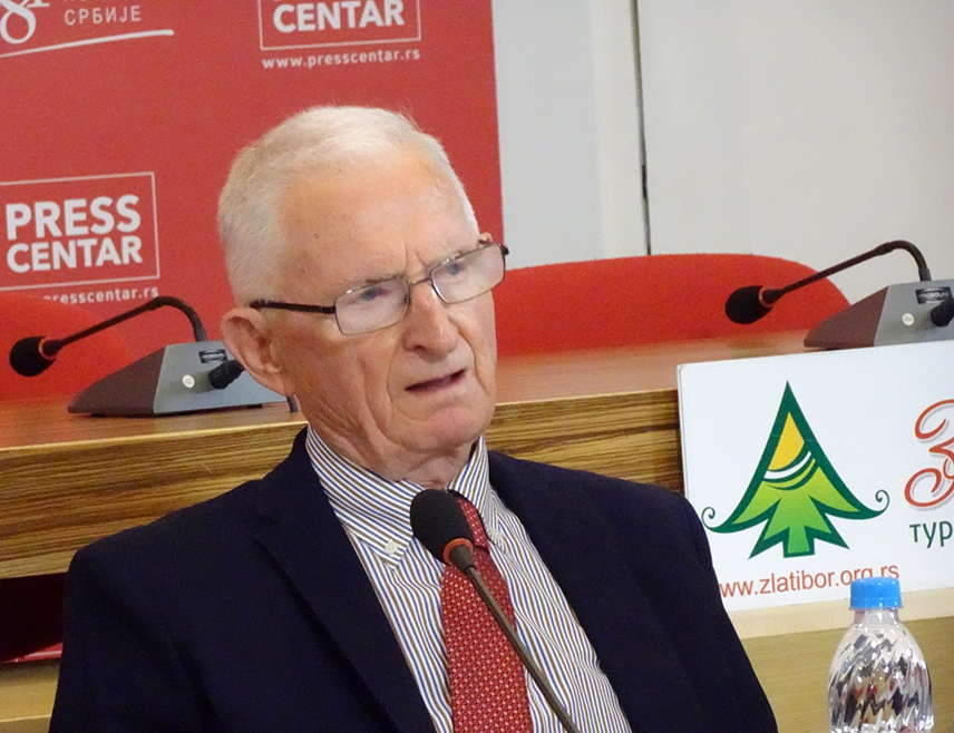 БЕОГРАД, 16. НОВЕМБРА /СРНА/ - Бивши министар спољних послова СР Југославије Живадин Јовановић оцијенио је да некадашњи специјални изасланик САД за Косово Кристофер Хил и остали амерички функционери у својству свједока одбране пред Судом за злочине ОВК у Хагу перу биографију команданта те терористичке организације Хашима Тачија да би оправдали НАТО агресију на СР Југославију и Србију 1999. године.