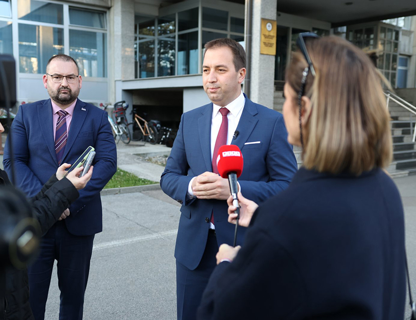 БАЊАЛУКА, 13. НОВЕМБРА /СРНА/ - Министар правде Републике Српске Горан Селак изјавио је да Републички центар за истраживање рата, ратних злочина и тражење несталих лица функционише на завидном нивоу, те да је разговарао о плану активности за наредни период.