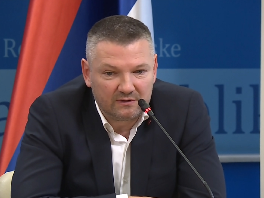 БАЊАЛУКА, 13. НОВЕМБРА /СРНА/ - Вршилац дужности директора Рудника и термоелектране /РиTЕ/ "Угљевик" Жарко Новаковић изјавио је да ће ово предузеће сагледати шта може учинити да би превазишло проблеме са којима се суочава, те направити стратегију, а потом предложити Влади Српске у којим областима може помоћи.