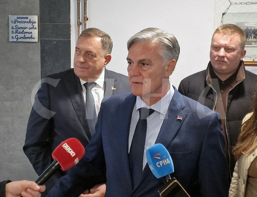 RUDO, NOVEMBER 13 /SRNA/ – The Minister for Scientific and Technological Development and Higher Education of Republika Srpska Siniša Karan has stated that the "Kontejn Emboks" factory in Rudo represents a model formula for success, a symbiosis of education, local community and economy.