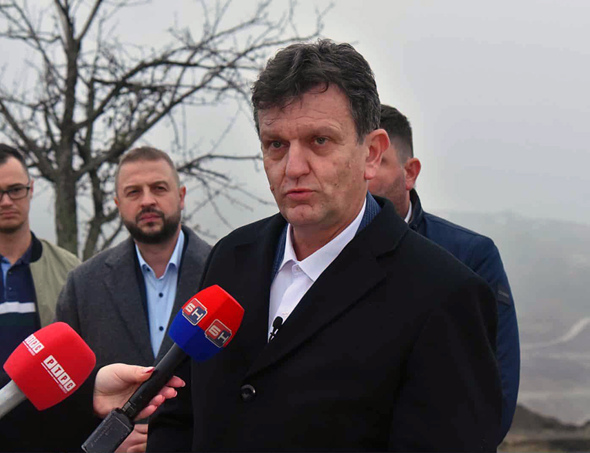 ЛОПАРЕ, 13. НОВЕМБРА /СРНА/ - Кандидат СДС-а за предсједника Републике Српске Бранко Блануша рекао је данас да је против рударења на Мајевици.