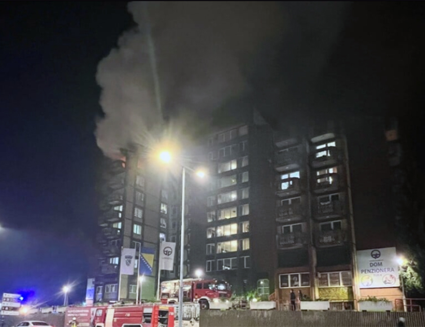 ТУЗЛА, 14. НОВЕМБРА /СРНА/ - У Универзитетском клиничком центру /УКЦ/ Тузла у току протекла 24 часа преминула су два пацијента од посљедица пожара који се догодио у тузланском Дому пензионера, саопштено је данас из УКЦ-а.