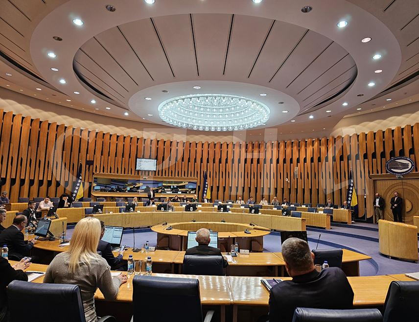 САРАЈЕВО, 14. НОВЕМБРА /СРНА/ - Због непостојања кворума за рад и одлучивање, одмах по отварању хитне сједнице Дома народа Парламентарне скупштине БиХ дата је пауза како би се покушао обезбиједити довољан број делегата за рад.