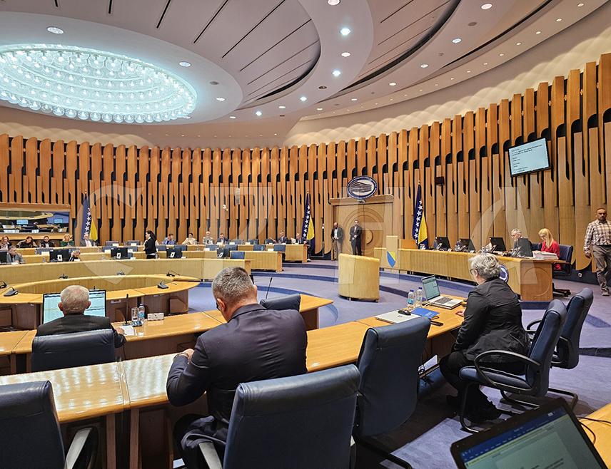 САРАЈЕВО, 14. НОВЕМБРА /СРНА/ - Дом народа Парламентарне скупштине БиХ ни након паузе није успио обезбиједити кворум, тако да се нису стекли услови за њено одржавање, рекао је предсједавајући Дома народа Кемал Адемовић.