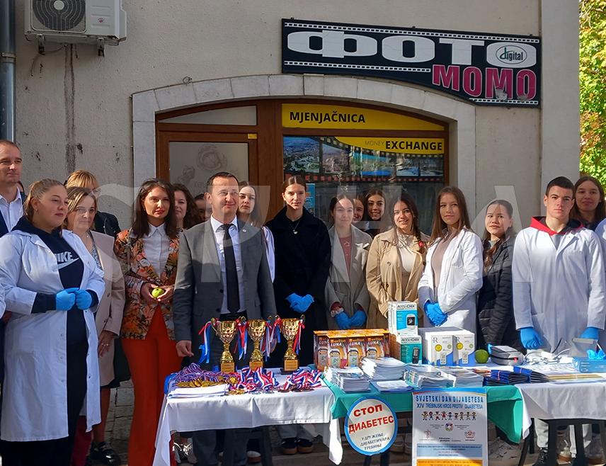 ТРЕБИЊЕ, 14. НОВЕМБРА /СРНА/ - Мјерењем шећера у крви заинтересованим грађанима на Тргу слободе у Требињу као и 14. требињским кросом против дијабетеса, обиљежен је Свјетски дан борбе против дијабетеса, те истакнут значај физичке активности као најважније превенције дијабетеса.
