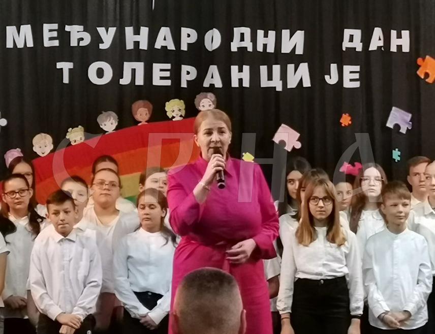 ДОБОЈ, 14. НОВЕМБРА /СРНА/ - Ученици Основне школе "Доситеј Обрадовић" из Добоја данас су организовали приредбу поводом Међународног дана толеранције, са које је поручено "да доброта не зна за границе, осмијех за нације, а рука која помаже је отворена за све људе добре воље".