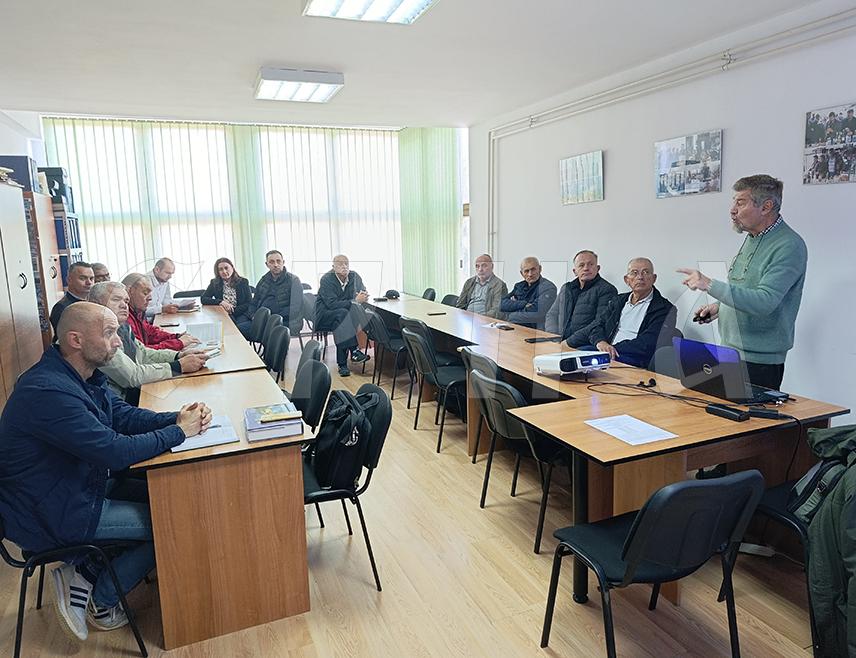 МРКОЊИЋ ГРАД, 14. НОВЕМБРА /СРНА/ - У оквиру манифестације "Аранђеловдански вашар" у Мркоњић Граду данас су на едукативном предавању произвођачи ракије били у прилици да се поближе упознају о сензорном оцјењивању квалитета воћних и других ракија и примјени стручног вокабулара.