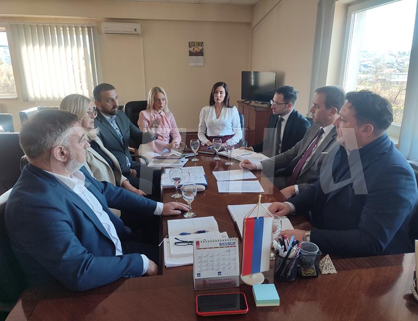 БАЊАЛУКА, 14. НОВЕМБРА /СРНА/ - Агенција за управљање одузетом имовином тренутно располаже имовином вриједном око 350.000 КМ, док је од 2010. године располагала са око 23 милиона КМ, речено је данас у Бањалуци након састанка министра правде Републике Српске Горана Селака са директором Агенције Свјетланом Кисић.