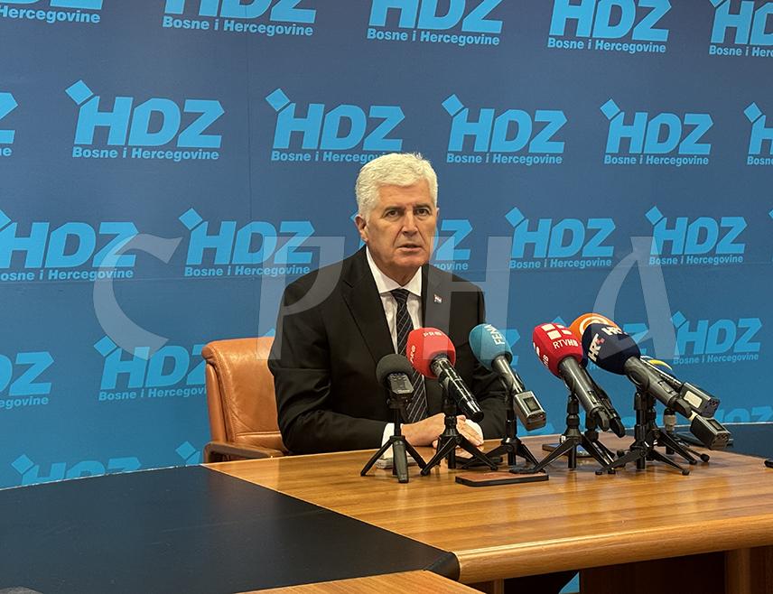 МОСTАР, 14. НОВЕМБРА /СРНА/ - Предсједник ХДЗ-а БиХ Драган Човић изјавио је данас да не долази у обзир да главни преговарач БиХ са ЕУ буде именован у Представничком дому Парламентарне скупштине БиХ, гдје неко покушава показати силу.