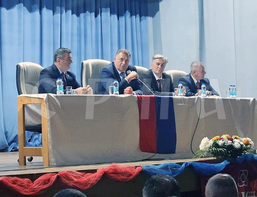 ВЛАСЕНИЦА, 14. НОВЕМБРА /СРНА/ - Предсједник СНСД-а Милорад Додик рекао је данас у Власеници да је поносан на све што је учињено да се стабилизује ова општина која је раније била запуштена.