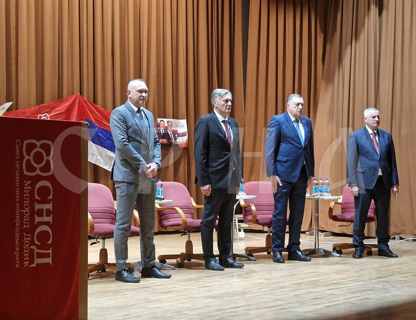 МИЛИЋИ, 14. НОВЕМБРА /СРНА/ - Предсједник СНСД-а Милорад Додик поручио је да су  Милићи мјесто побједа и остварених пројеката и да грађани на пријевременим предсједничким изборима требају да гласају за кандидата СНСД-а Синишу Карана који ће наставити политику успјеха.