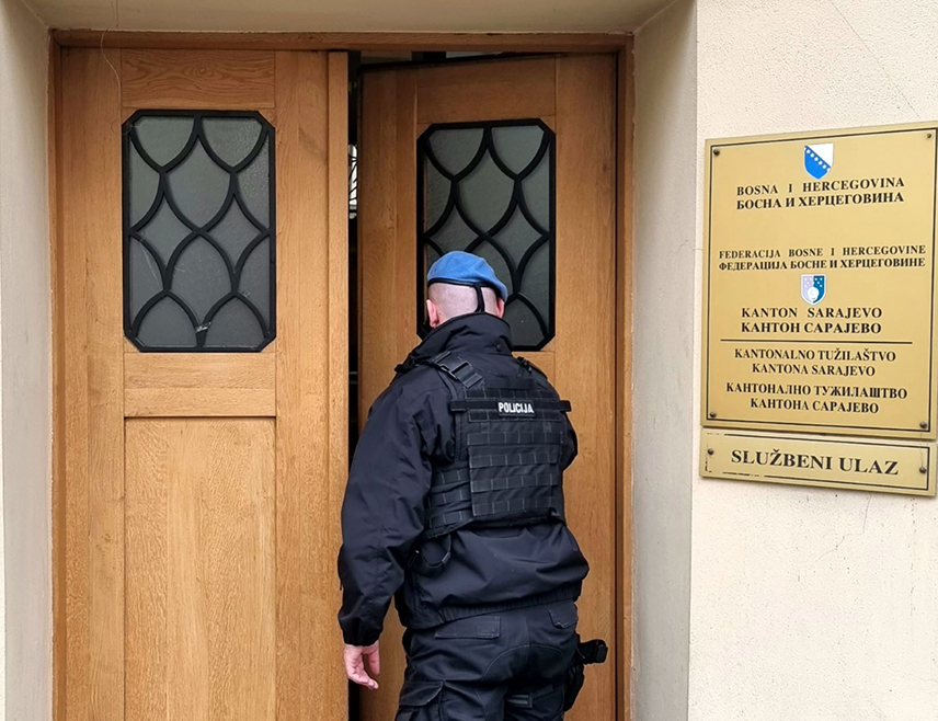 САРАЈЕВО, 14. НОВЕМБРА /СРНА/ - Полицијски службеник Управе полиције МУП-а Кантона Сарајево који jе  осумњичен да је претукао супругу, предат је у надлежност Кантоналног тужилаштва.