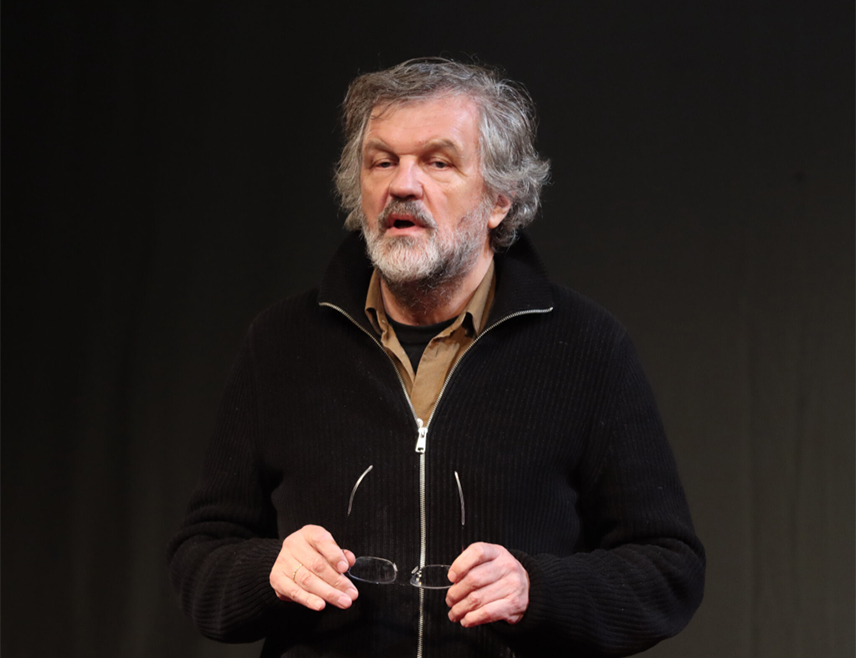 МОСКВА, 14. НОВЕМБРА /СРНА/ - Прослављени српски филмски стваралац Емир Кустурица изјавио је да холивудску глумицу Анђелину Џоли сматра пропагандистом, осуђујући њену недавну посјету Херсонској области.