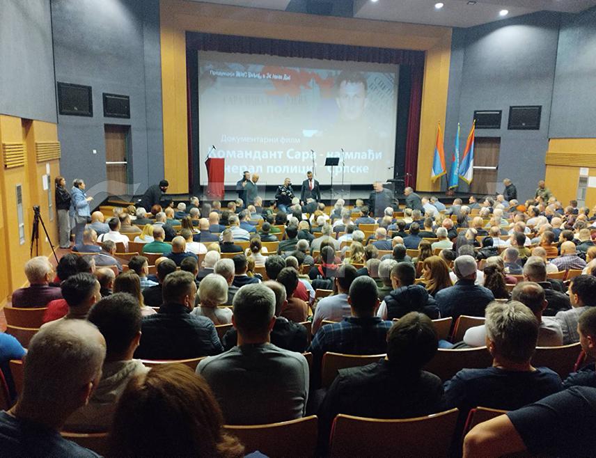 БИЈЕЉИНА, 14. НОВЕМБРА /СРНА/ - Документарни филм "Командант Сара - најмлађи генерал полиције Српске" о ратном путу команданта Специјалне бригаде полиције Министарства унутрашњих послова Републике Српске Горану Сарићу премијерно је вечерас приказан у Бијељини.