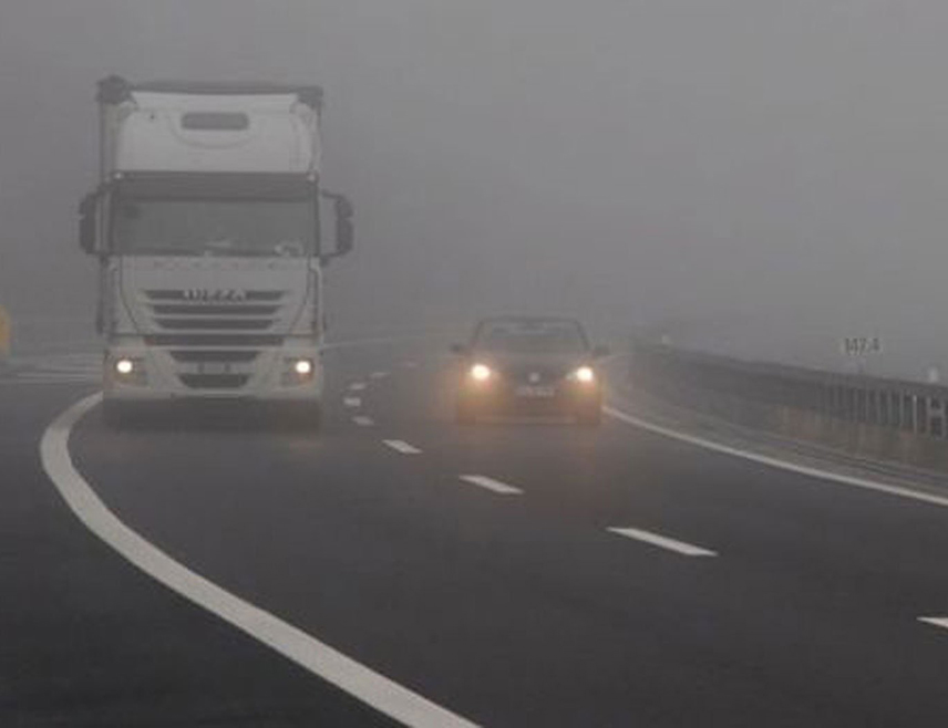 БАЊАЛУКА, 15. НОВЕМБРА /СРНА/ - Саобраћај се јутрос одвија по сувим или мјестимично влажним коловозима, а магла смањује видљивост у котлинама и дуж ријечних токова, па се возачима савјетује појачан опрез, саопштено је из Ауто-мото савеза /АМС/ Републике Српске.