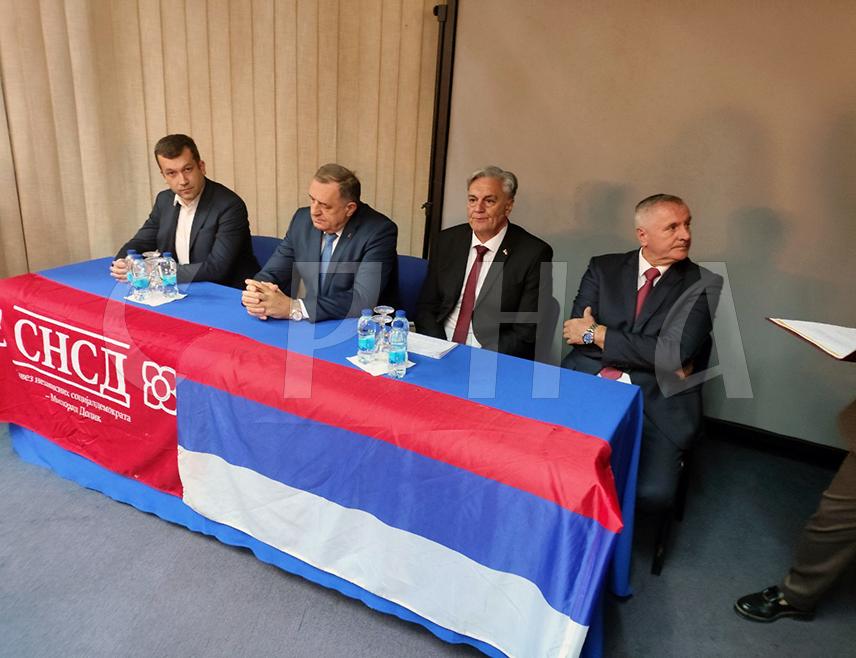 СРЕБРЕНИЦА, 14. НОВЕМБРА /СРНА/ - Предсједник СНСД-а Милорад Додик поручио је вечерас у Сребреници да је циљ његове политике да српски народ слободно одлучује о својој судбини и да се ријеши странаца, што ће омогућити побједа кандидата СНСД-а Синише Карана на наметнутим предсједничким изборима.