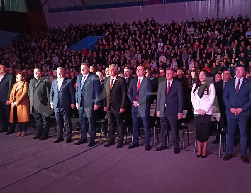 ЗВОРНИК, 14. НОВЕМБРА /СРНА/ - Предсједник СНСД-а Милорад Додик позвао је вечерас Зворничане да на изборима 23. новембра гласају за кандидата СНСД-а Синишу Карана чија су мирноћа, знање и досљедност годинама штитили Српску док су други бјежали, глумили и клечали пред Кристијаном Шмитом.