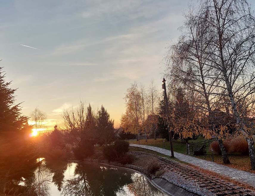 БИЈЕЉИНА, 15. НОВЕМБРА /СРНА/ - У Републици Српској и Федерацији БиХ /ФБиХ/ данас ће бити топло вријеме уз сунчане периоде и постепено наоблачење од запада.