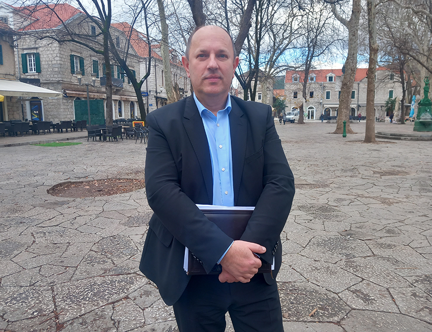 ТРЕБИЊЕ, 15. НОВЕМБРА /СРНА/ - Потпредсједник СНСД-а Лука Петровић позвао је становнике Републике Српске, а посебно града Требиња да гласају за кандидата СНСД-а за предсједника Републике Српске на пријевременим изборима Синишу Карана, јер је то глас за наставак политичке стабилности и бољу будућност и Требиња и Републике Српске.