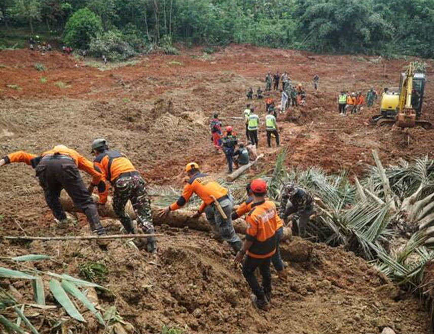 ЏАКАРТА, 15. НОВЕМБРА /СРНА-Ројтерс/ - Шест особа погинуло је на острву Јава у клизишту које се активирало након обилних киша, а 17 људи је нестало, саопштио је званичник службе за кризне ситуације Буди Иравана.