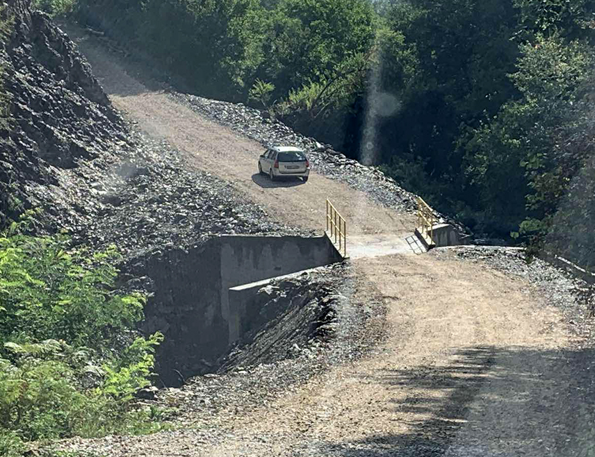 СРЕБРЕНИЦА, 15. НОВЕМБРА /СРНА/ - У општини Сребреница асфалтиран је пут за село Радовчићи у дужини око три километра, што је коштало 197.000 КМ.