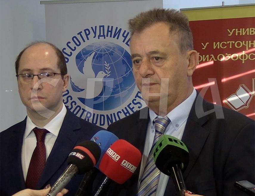 ПАЛЕ, 15. НОВЕМБРА /СРНА/ - Члан Академије наука и умјетности Републике Српске /АНУРС/ Витомир Поповић изјавио је да одговор на покушаје стварања унитарне БиХ путем измјена Дејтонског споразума треба да буде или враћање изворном Дејтонском споразуму или оживљавање уставних овлаштења Републике Српске према Уставу од 28. фебруара 1992. године и стварање независне Републике Српске.