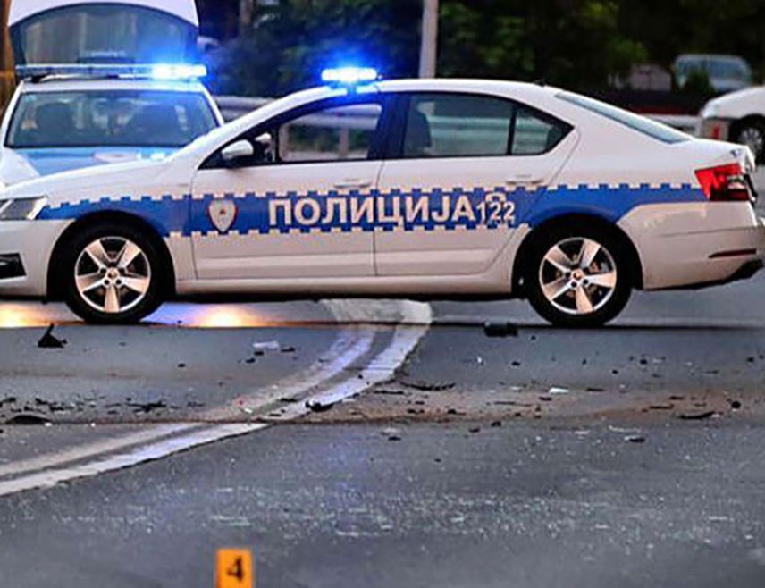 ПРИЈЕДОР, 15. НОВЕМБРА / СРНА/ - Два малољетна лица тешко су повријеђена приликом слијетања аутомобила са магистралног пута Нови Град - Костајница у мјесту Мракодол, док је возач "мерцедеса" задобио лакше повреде.